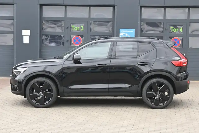 Volvo XC40 view 2