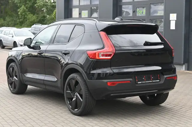 Volvo XC40 view 3