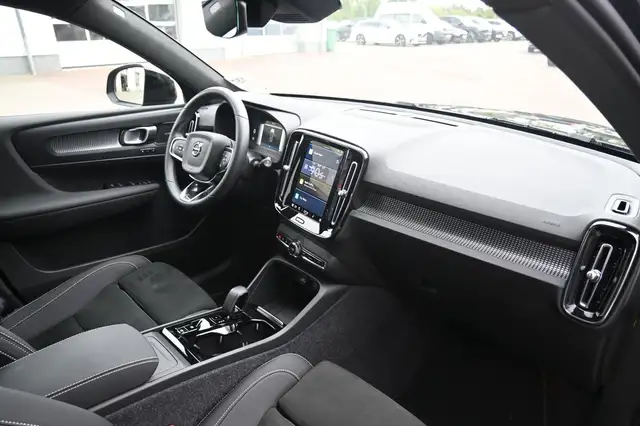 Volvo XC40 view 11