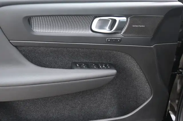 Volvo XC40 view 10