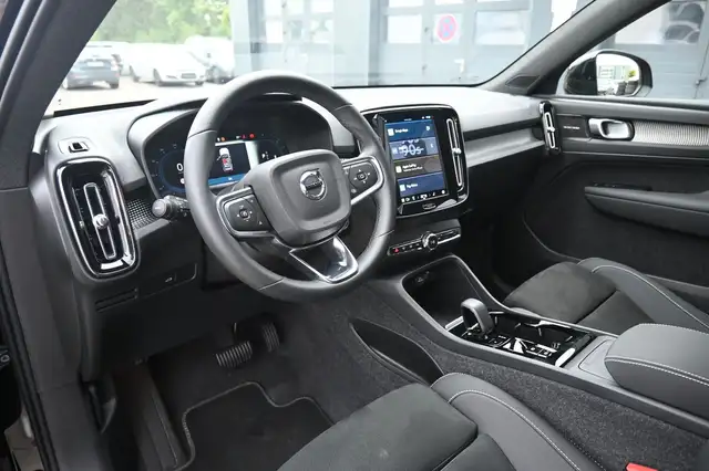 Volvo XC40 view 8