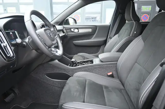 Volvo XC40 view 9