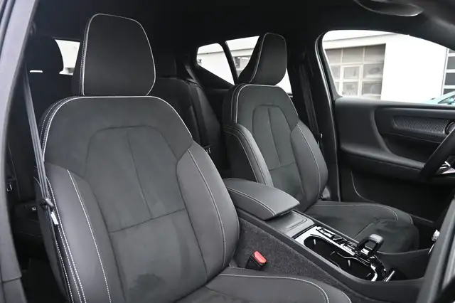 Volvo XC40 view 12