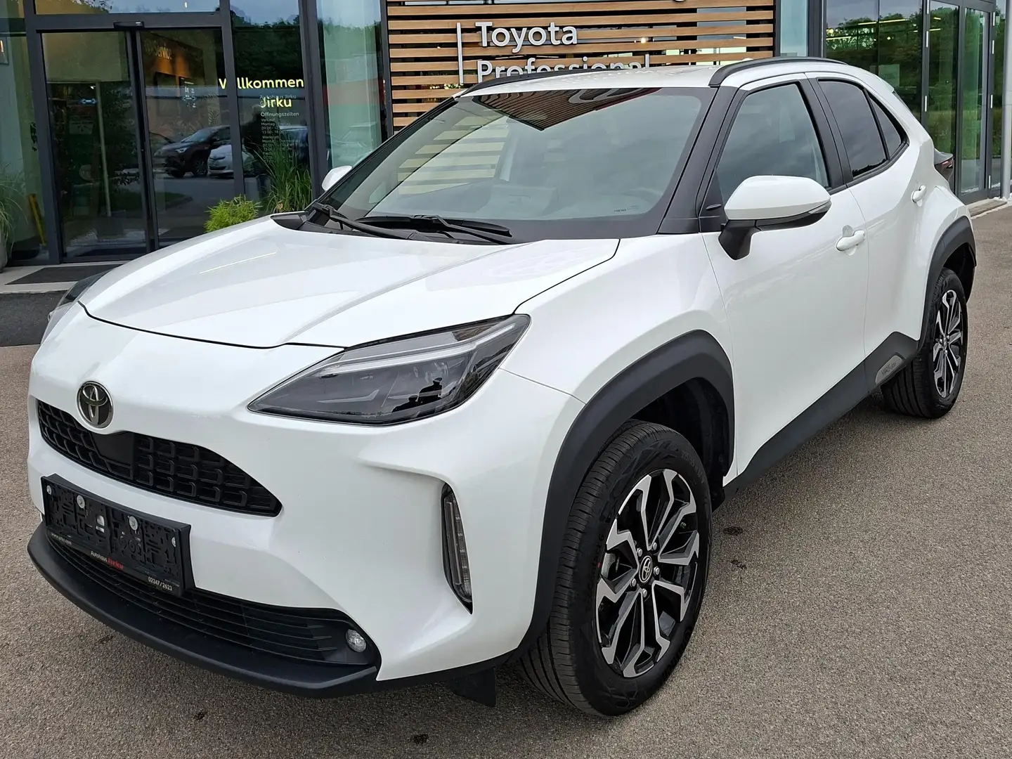 Toyota Yaris Cross 1,5 VVT-i Hybrid Active Drive Aut. Weiß - 1