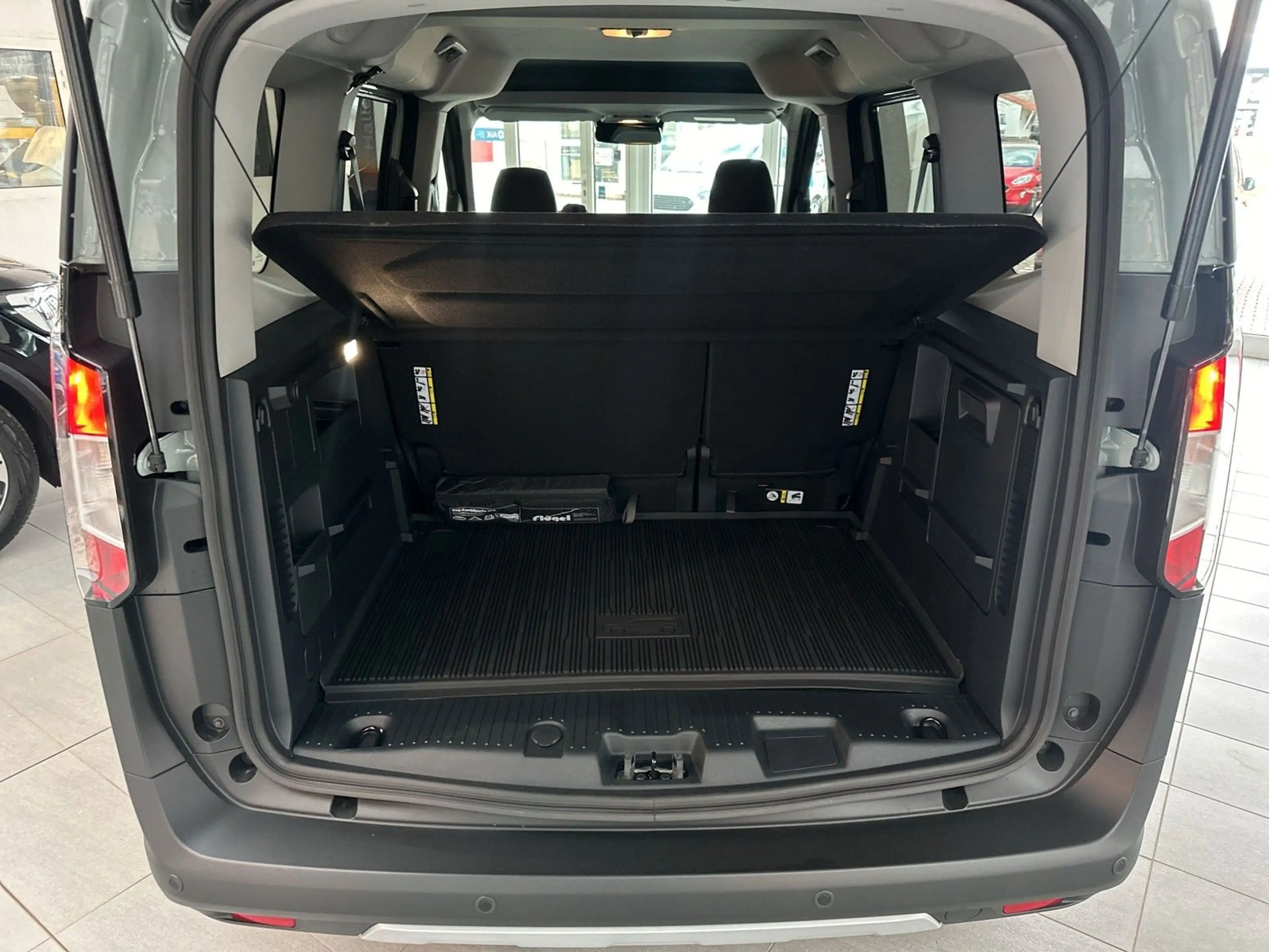 Ford Tourneo Courier Active — photo 12