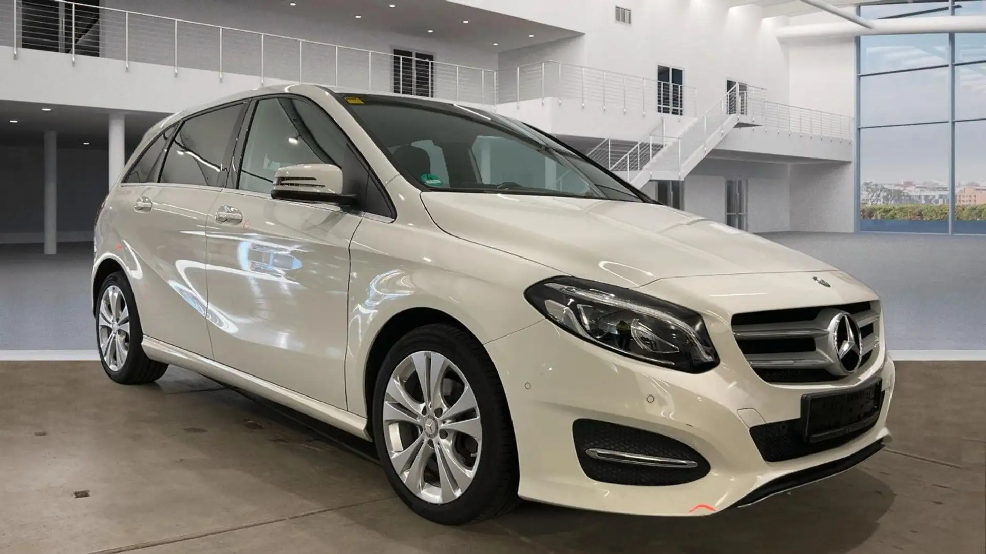 Mercedes-Benz B 180 Facelift LED Autom. NAVI Sportp WENIG KM! Bianco - 1