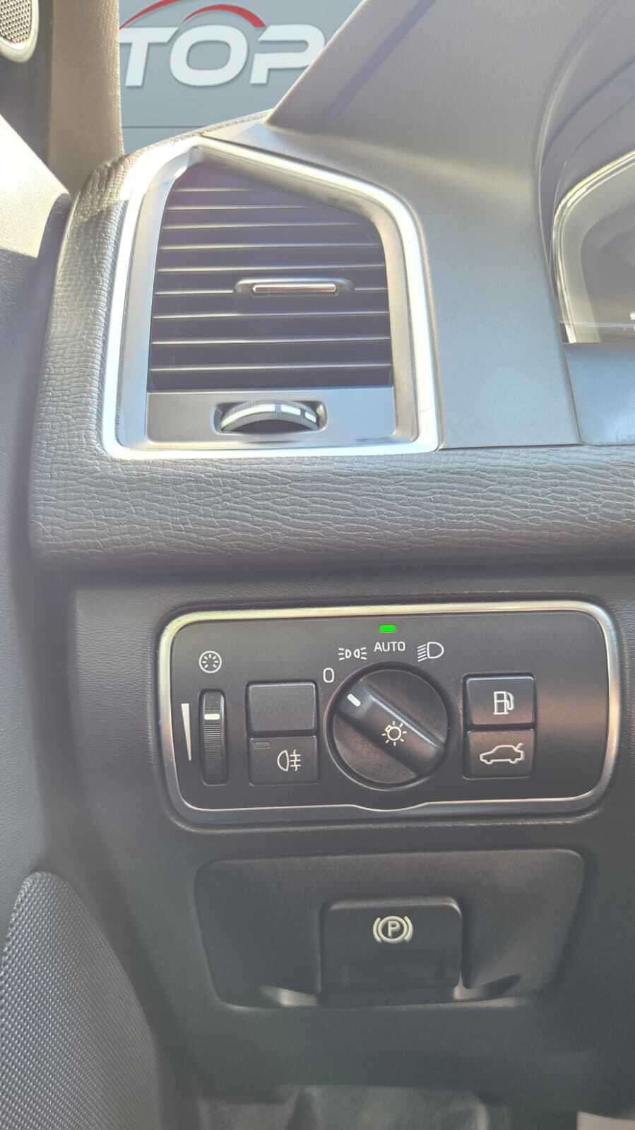 2017 Volvo XC60 NO ACCIDENTS | AWD | SUNROOF | HEATED SEATS thumb 30