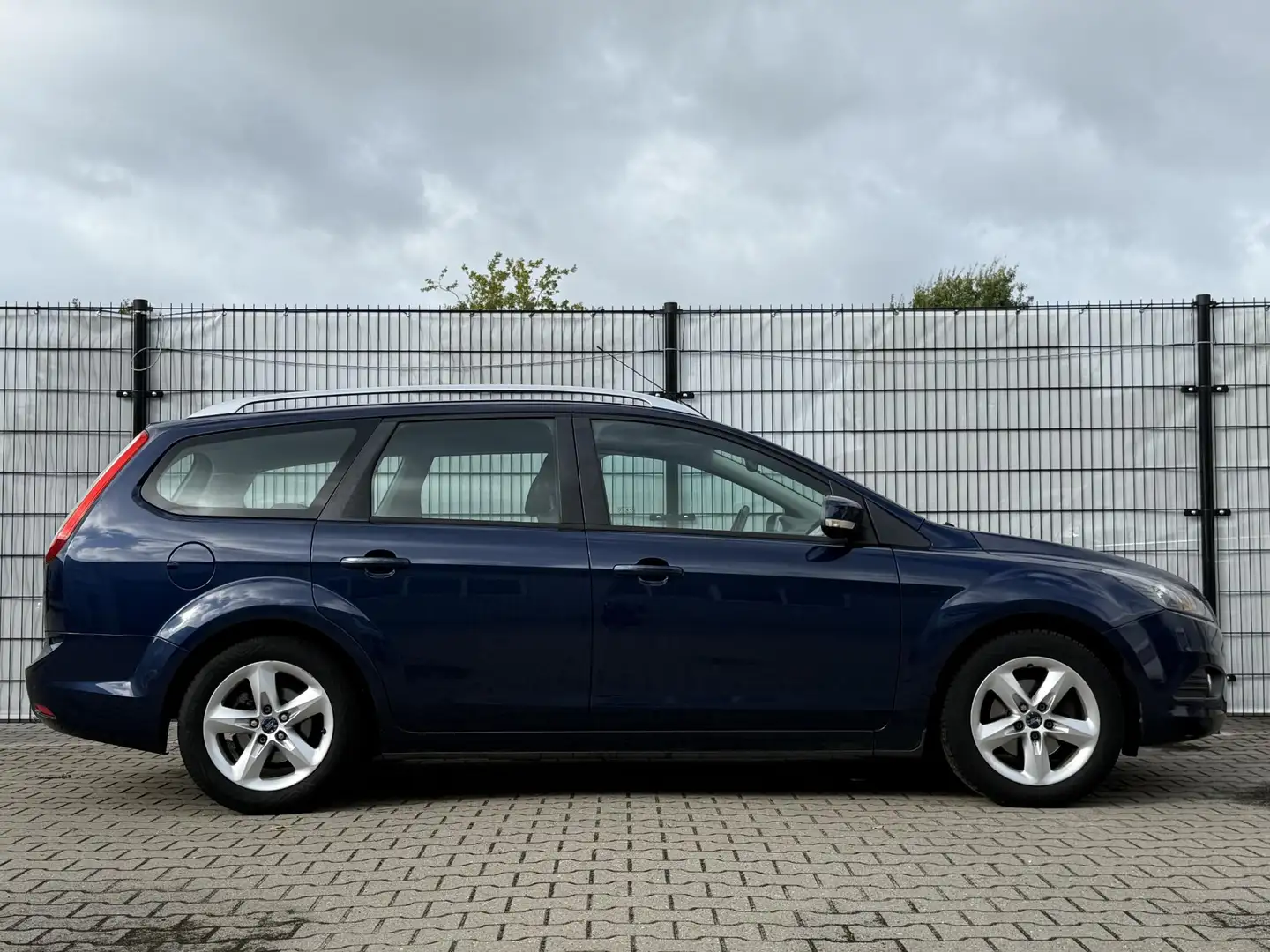 Ford Focus Wagon 1.6 Comfort Trekhaak! Airco! Blauw - 2