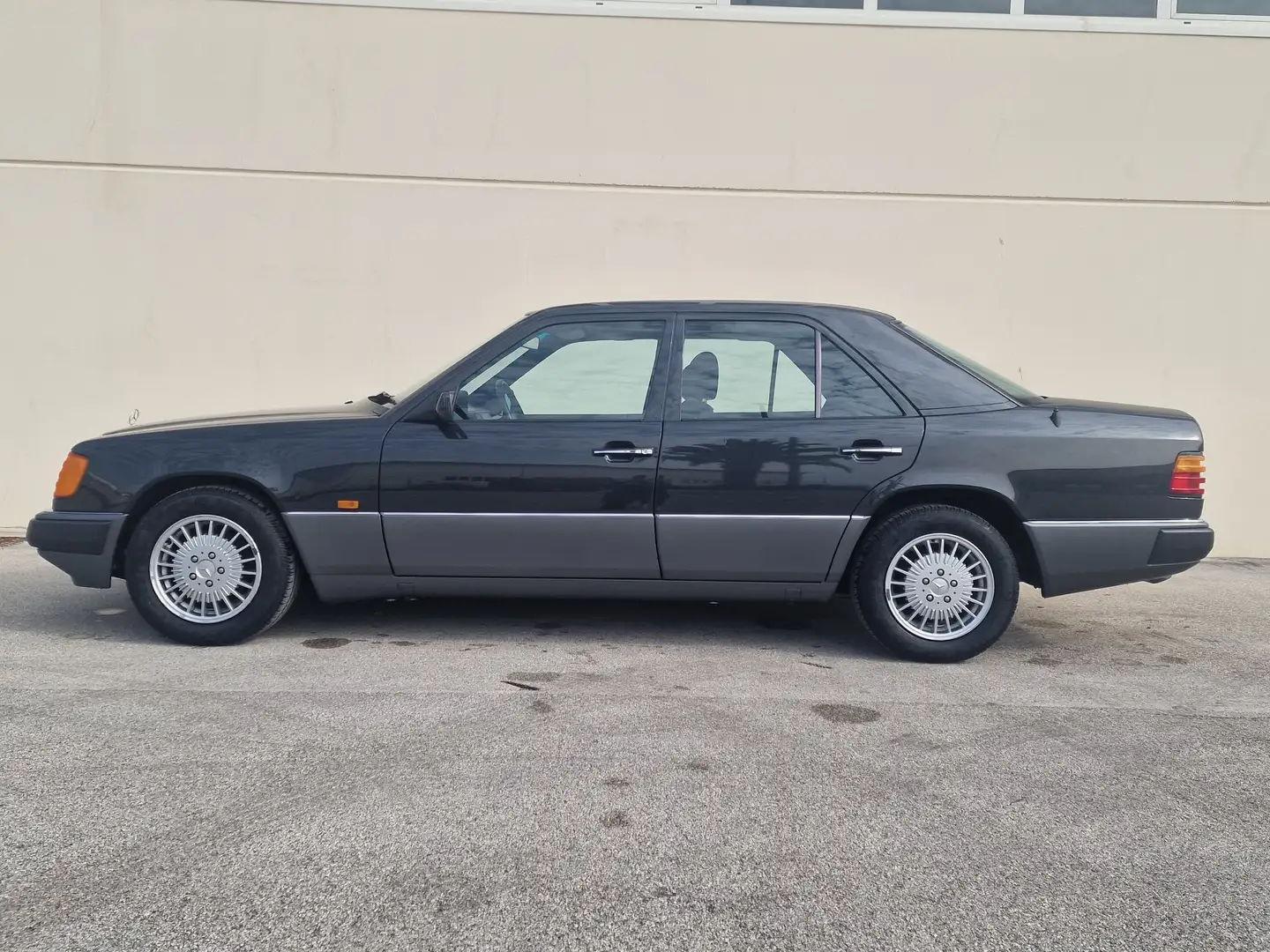 Mercedes-Benz E 200 E200  - First Paint - Book Service - 87.000 km Negru - 2