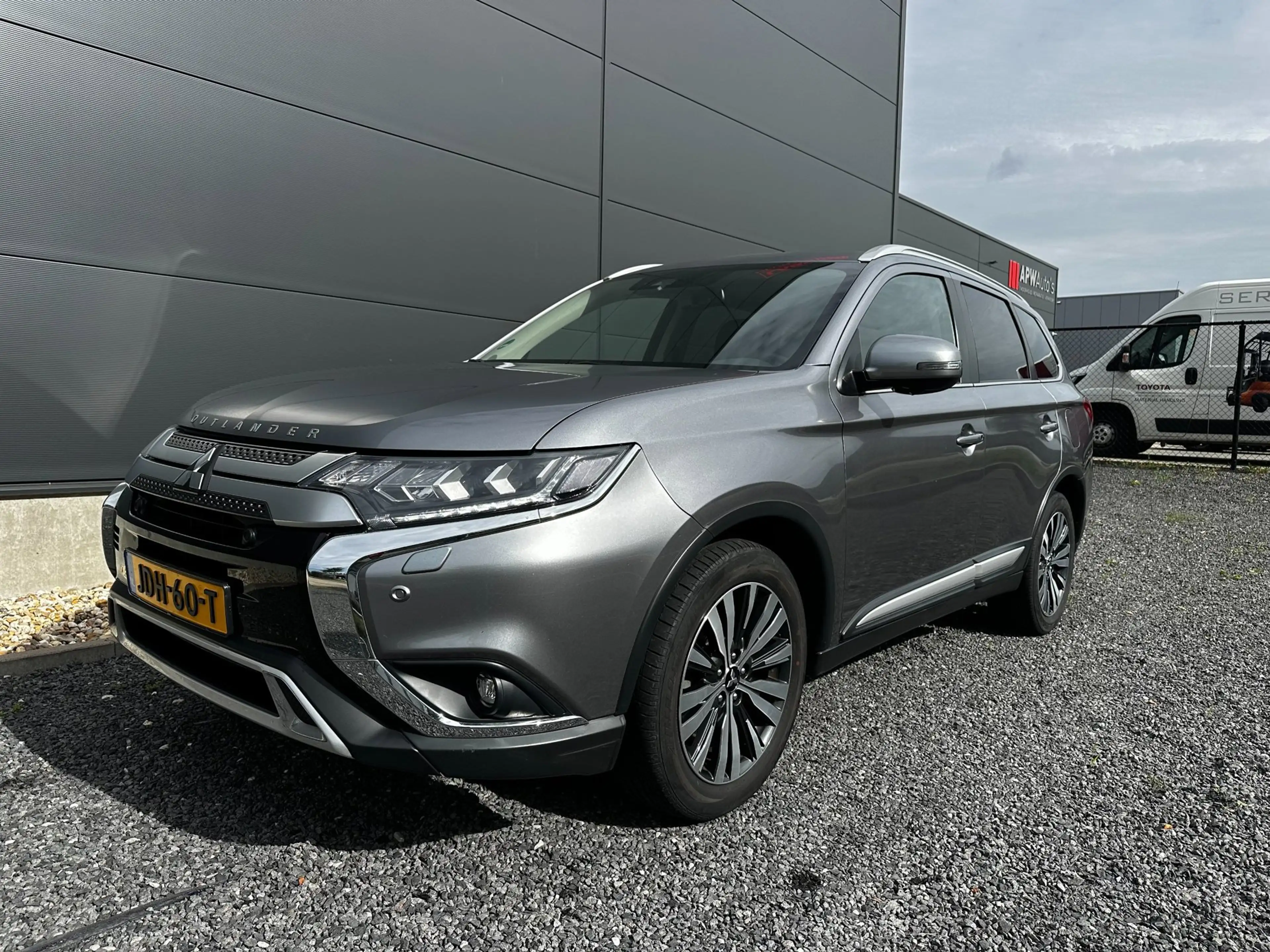 Mitsubishi Outlander 2.0 4WD 7p Intense+ Pano | Leder | Clima — photo 2