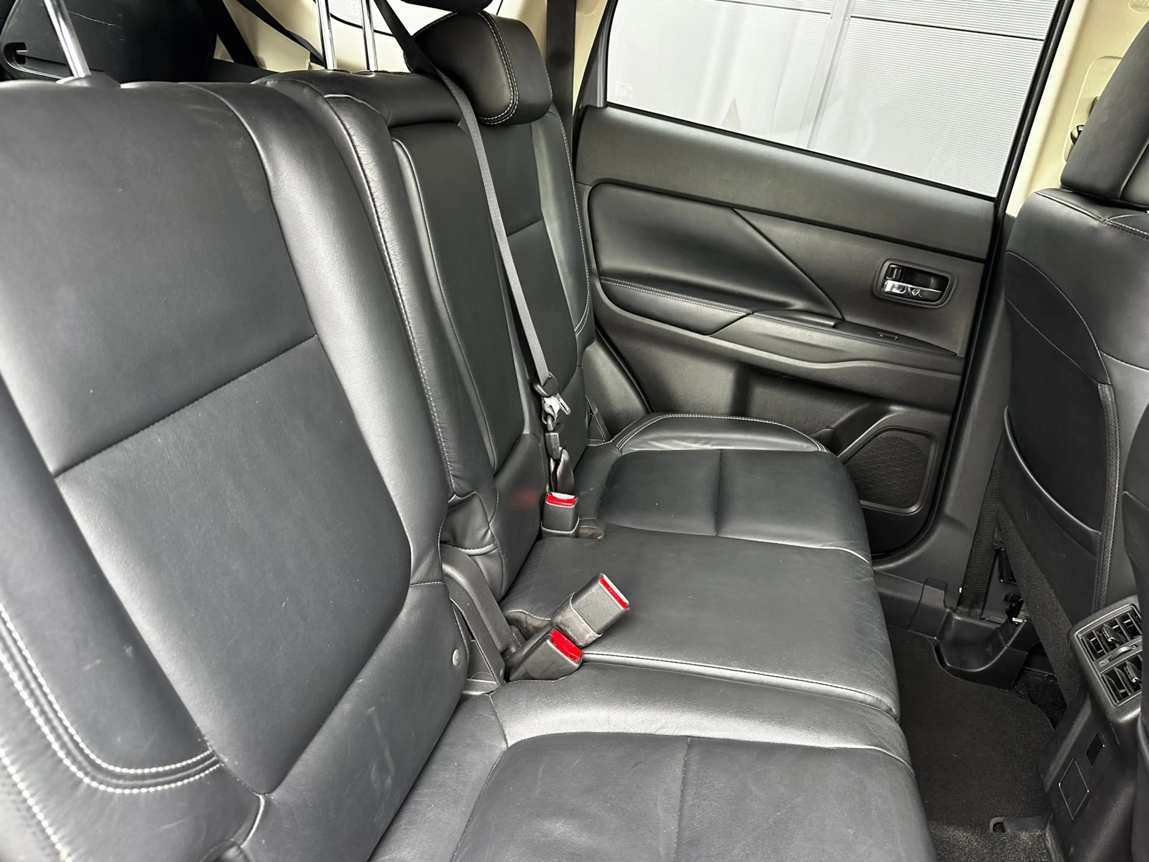 Mitsubishi Outlander 2.0 4WD 7p Intense+ Pano | Leder | Clima — photo 27