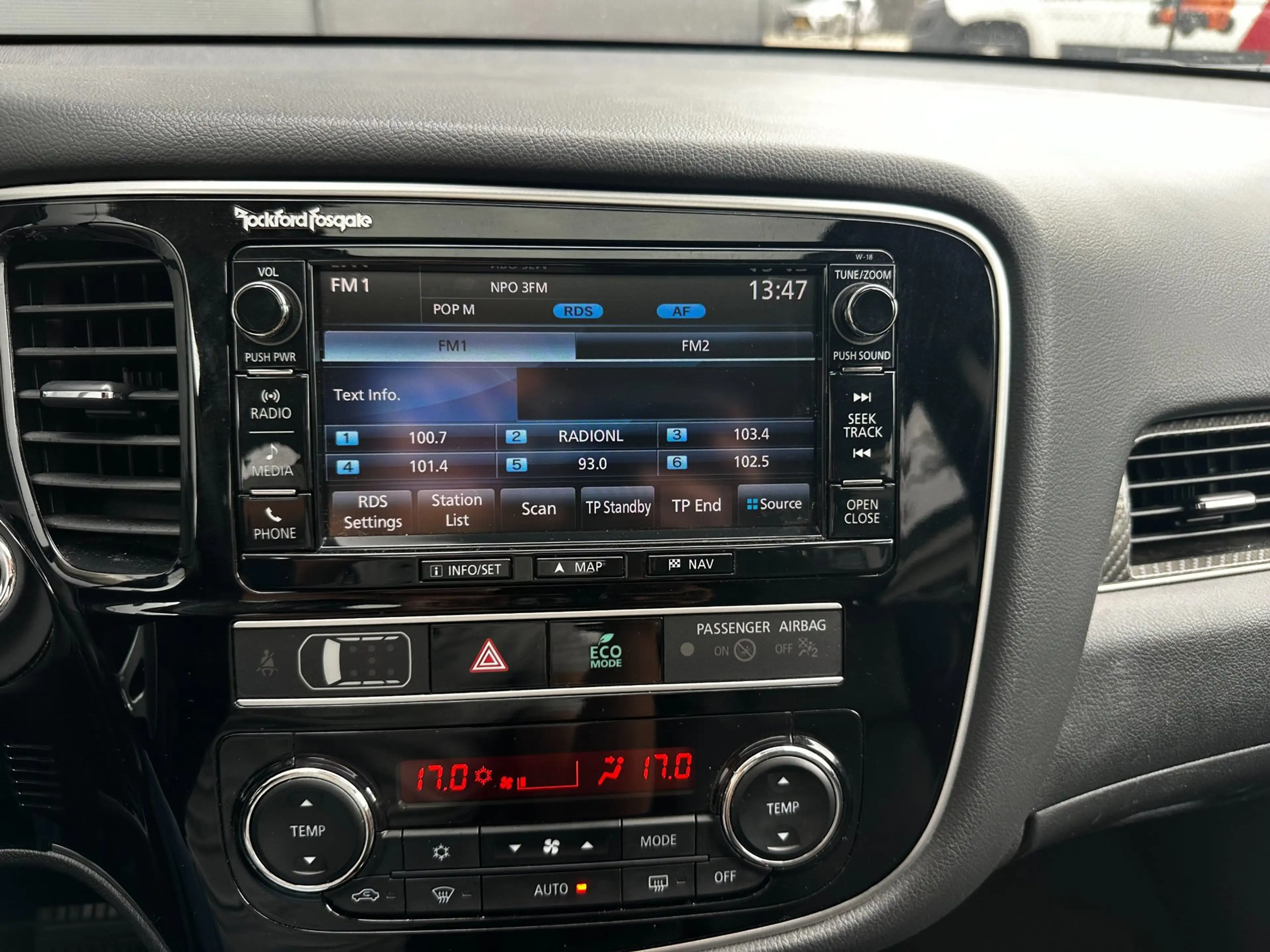 Mitsubishi Outlander 2.0 4WD 7p Intense+ Pano | Leder | Clima — photo 19