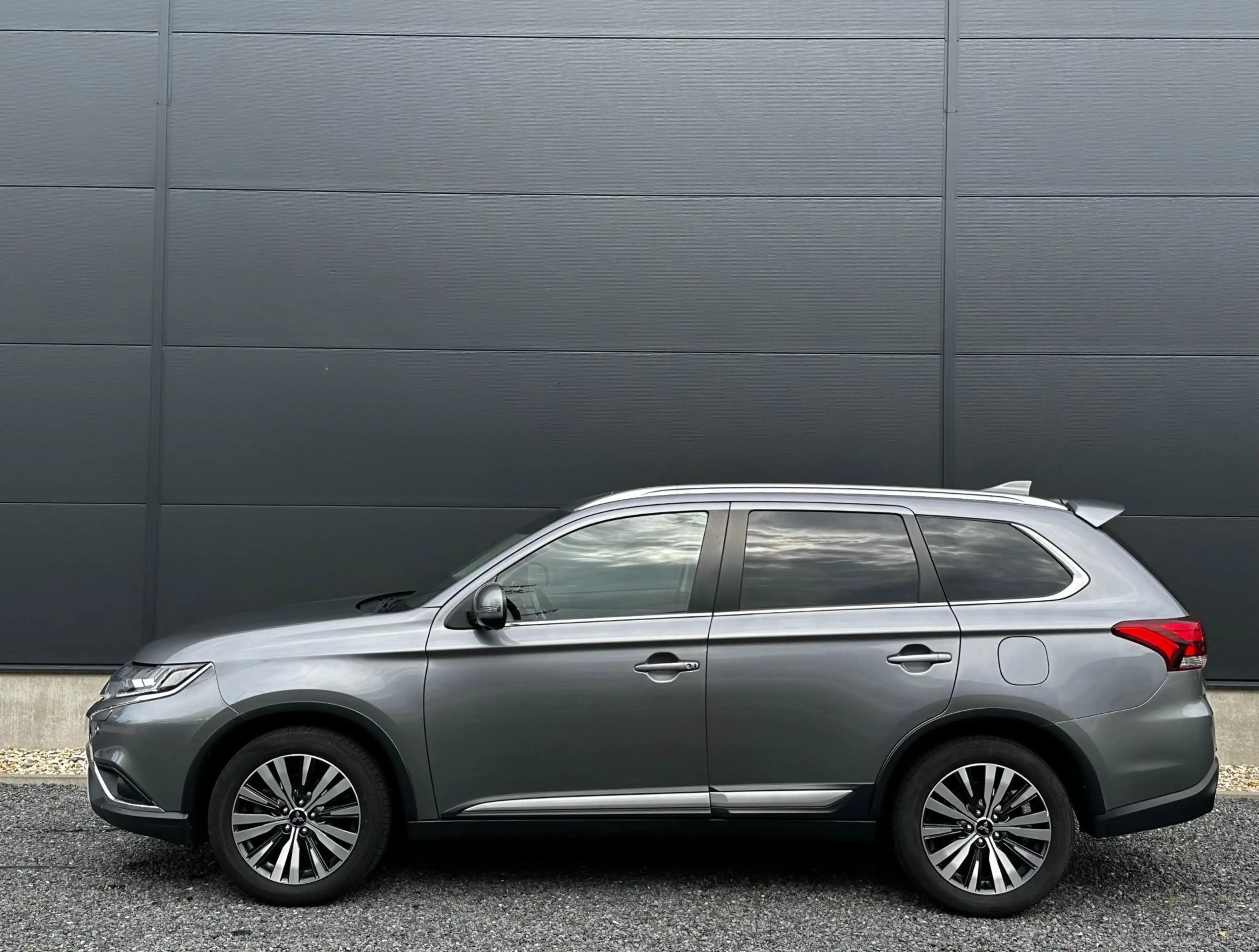 Mitsubishi Outlander 2.0 4WD 7p Intense+ Pano | Leder | Clima — photo 3