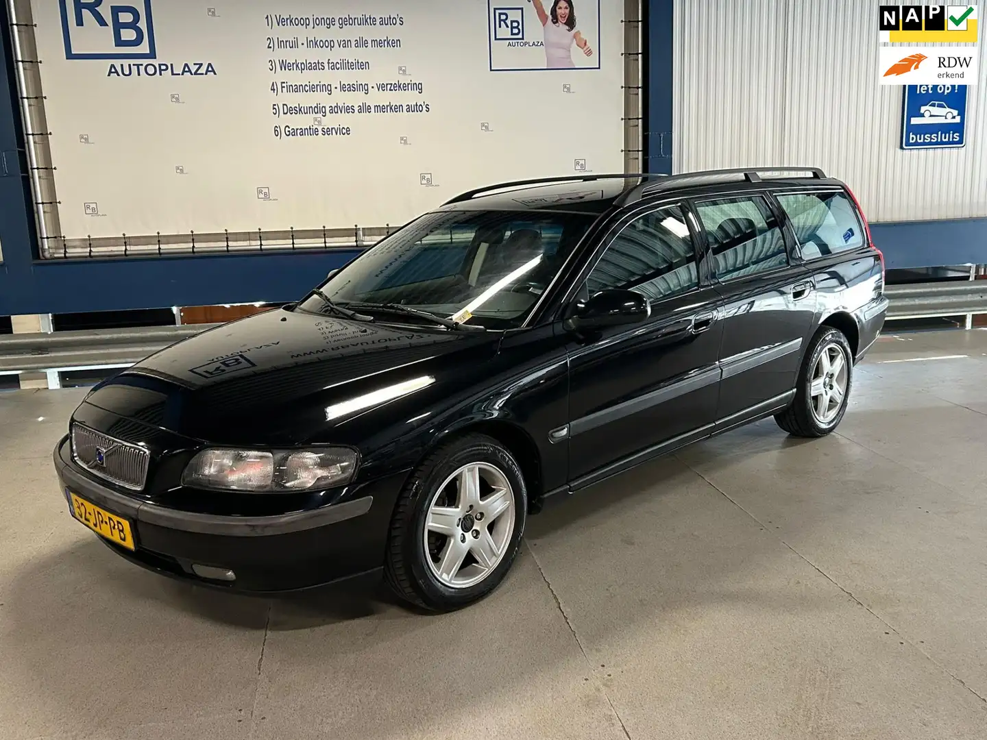 Volvo V70 2.4 Comfort Line / Full Service / Youngtimer Zwart - 1