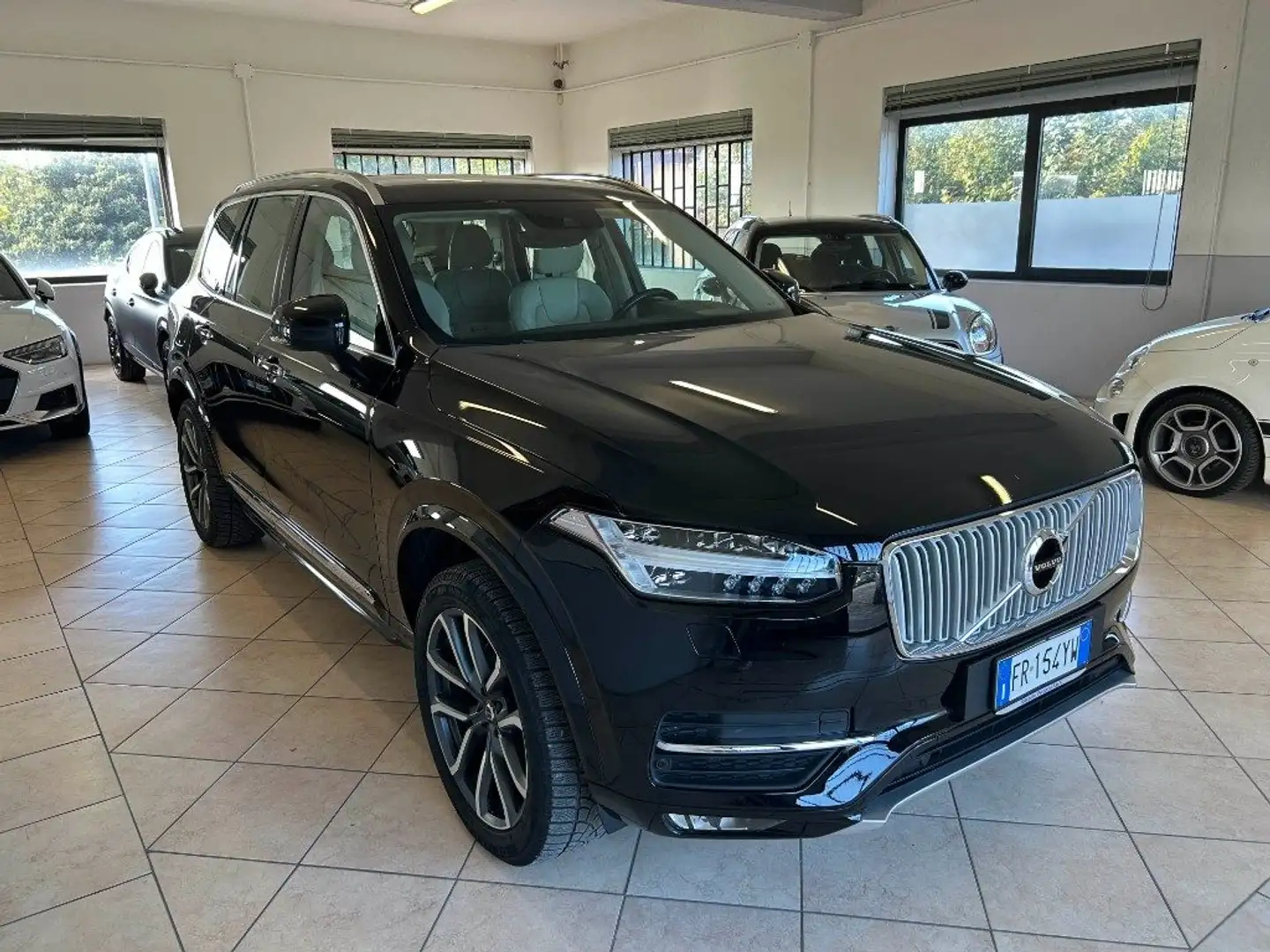 Volvo XC90 D5 AWD Geartronic 7 posti Inscription Nero - 2