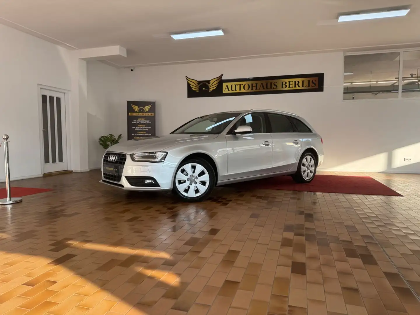 Audi A4 2.0 TDI Avant Attraction/2.HND/SCHKFT/EU5/NAV Silber - 2