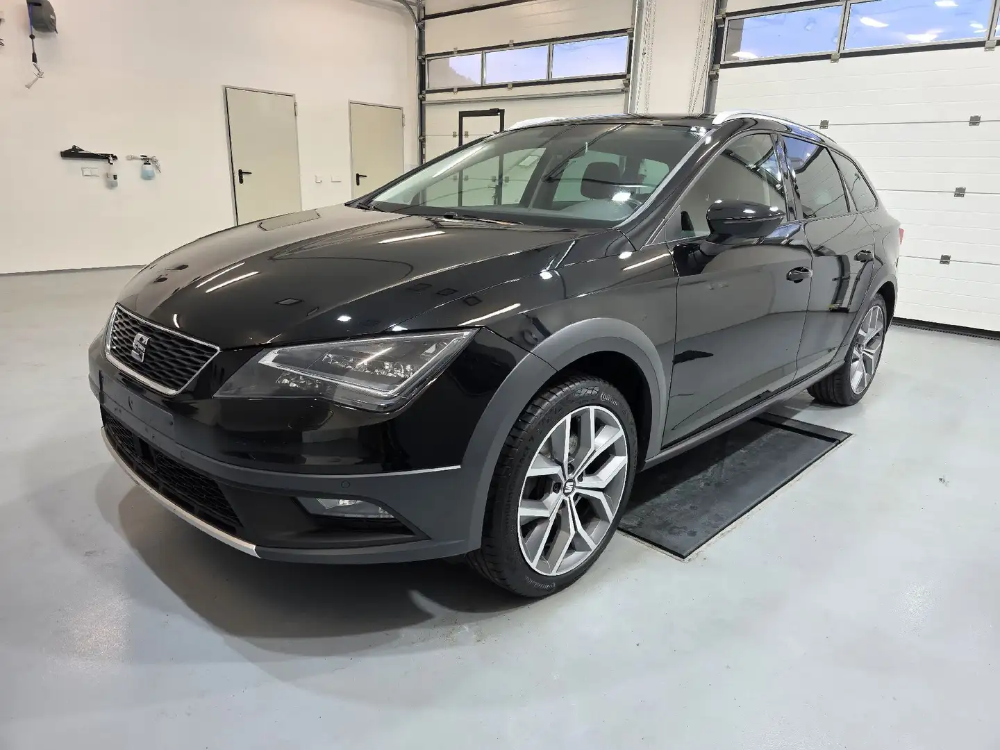 SEAT Leon X-Perience Schwarz - 1