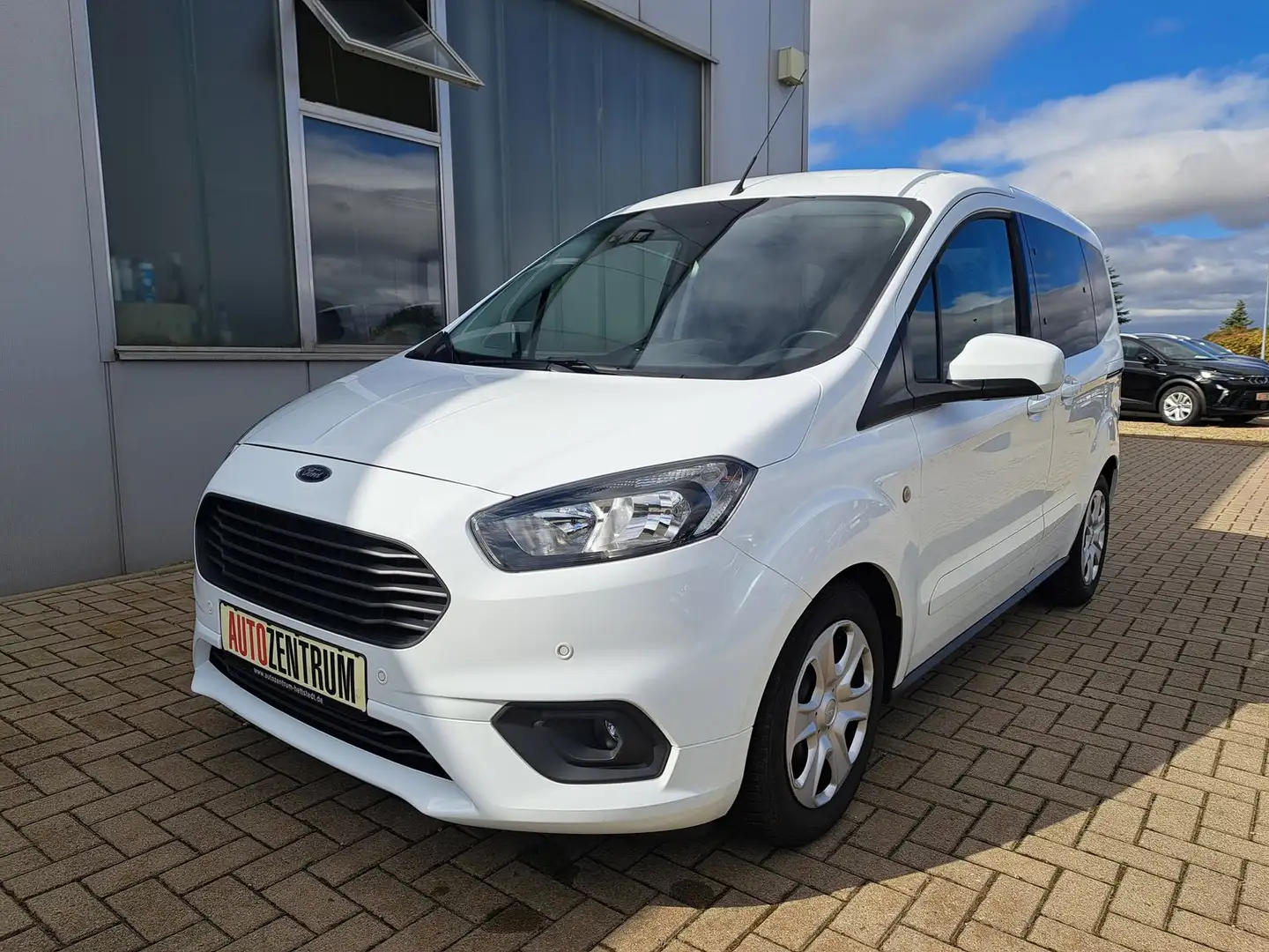 Ford Tourneo Courier Trend 1.5 TDCI NAVI WINTERPAKET Wit - 1