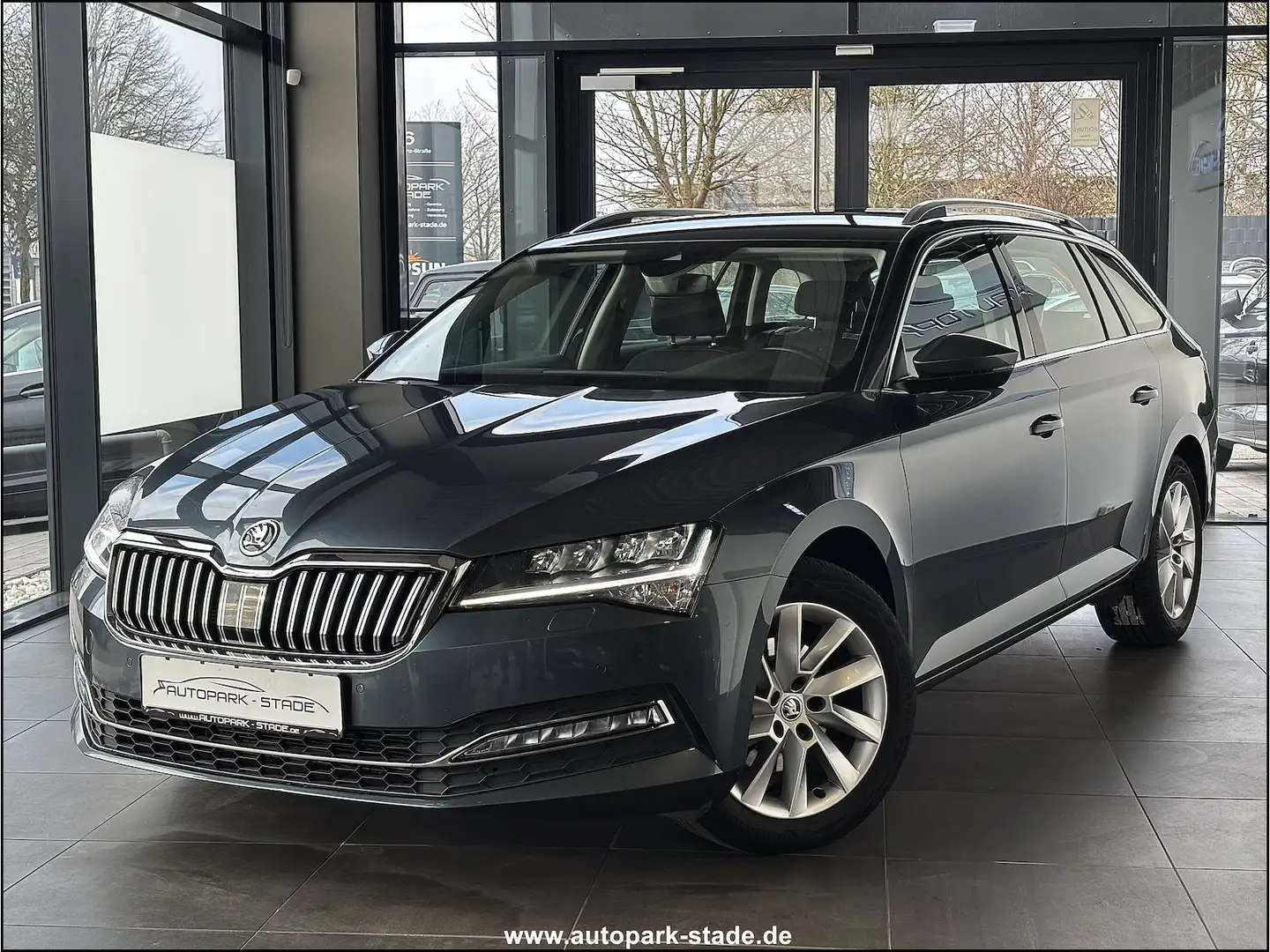 Skoda Superb 2.0 TDI DSG Style Carplay LED Mem. Assis Grau - 2