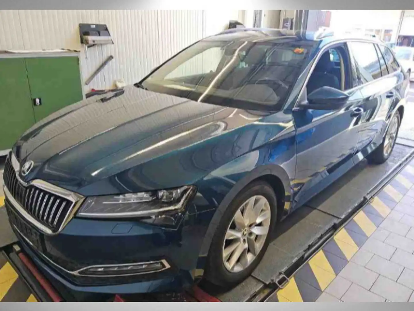 Skoda Superb Combi Premium Edition DSG Leder AHK Pano Blau - 1