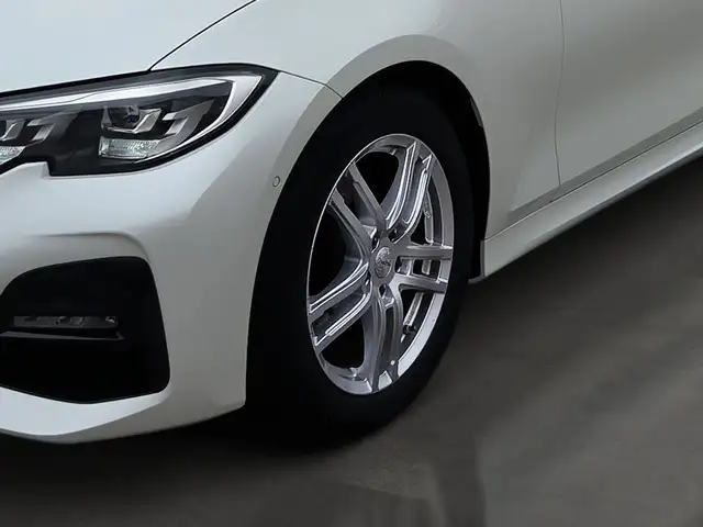 BMW 3 Series view 11