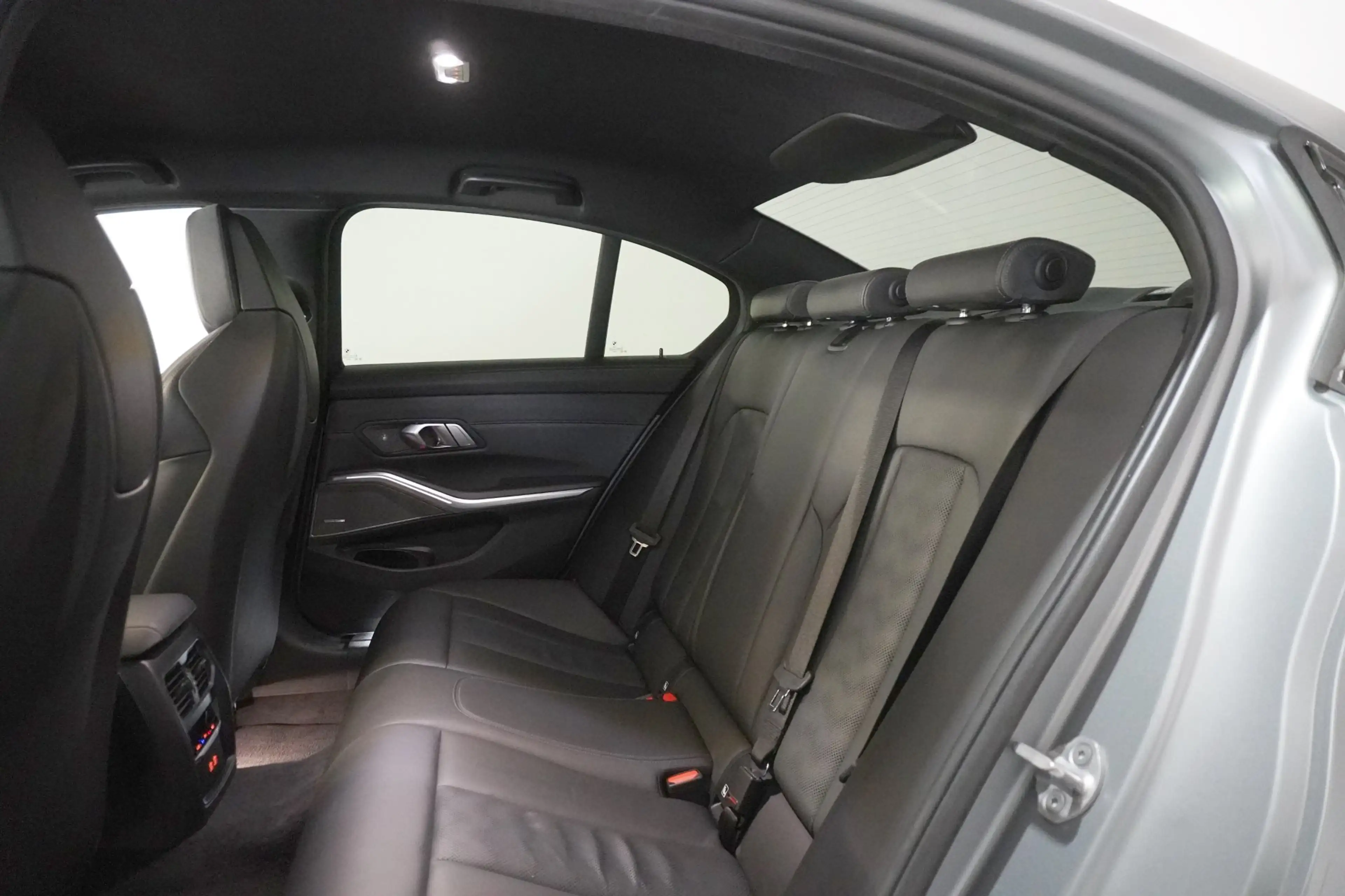 BMW M3 Competition M xDrive — photo 9