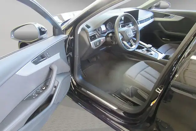 Audi A4 view 4