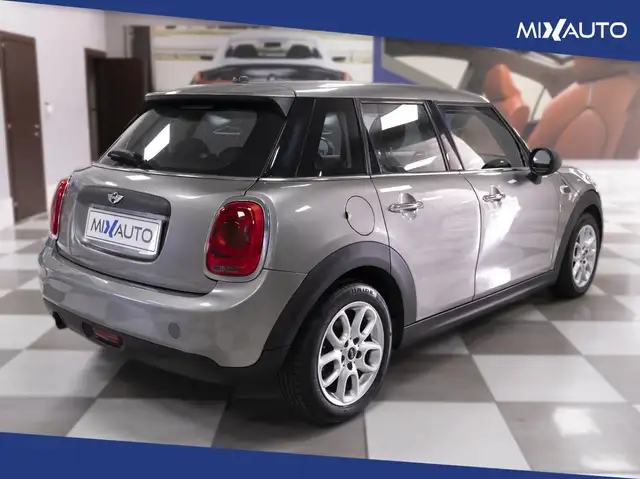 Mini Hatch view 5