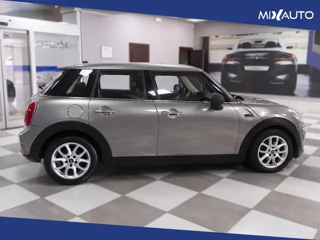 Mini Hatch view 6