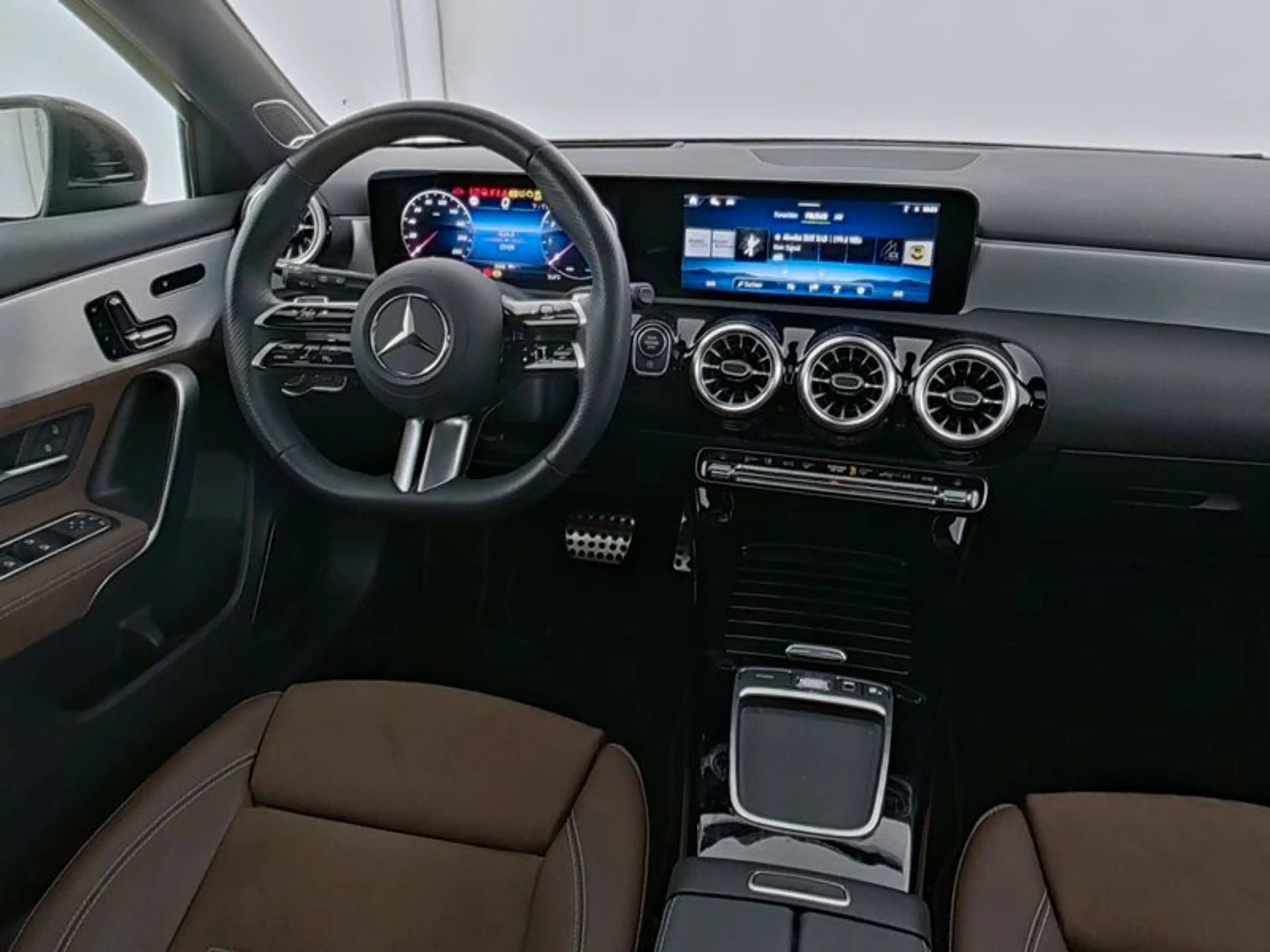 Mercedes-Benz A 220 4MATIC AMG+PREMIUMPLUS+PANO+BURMESTER+ACC+ — photo 5