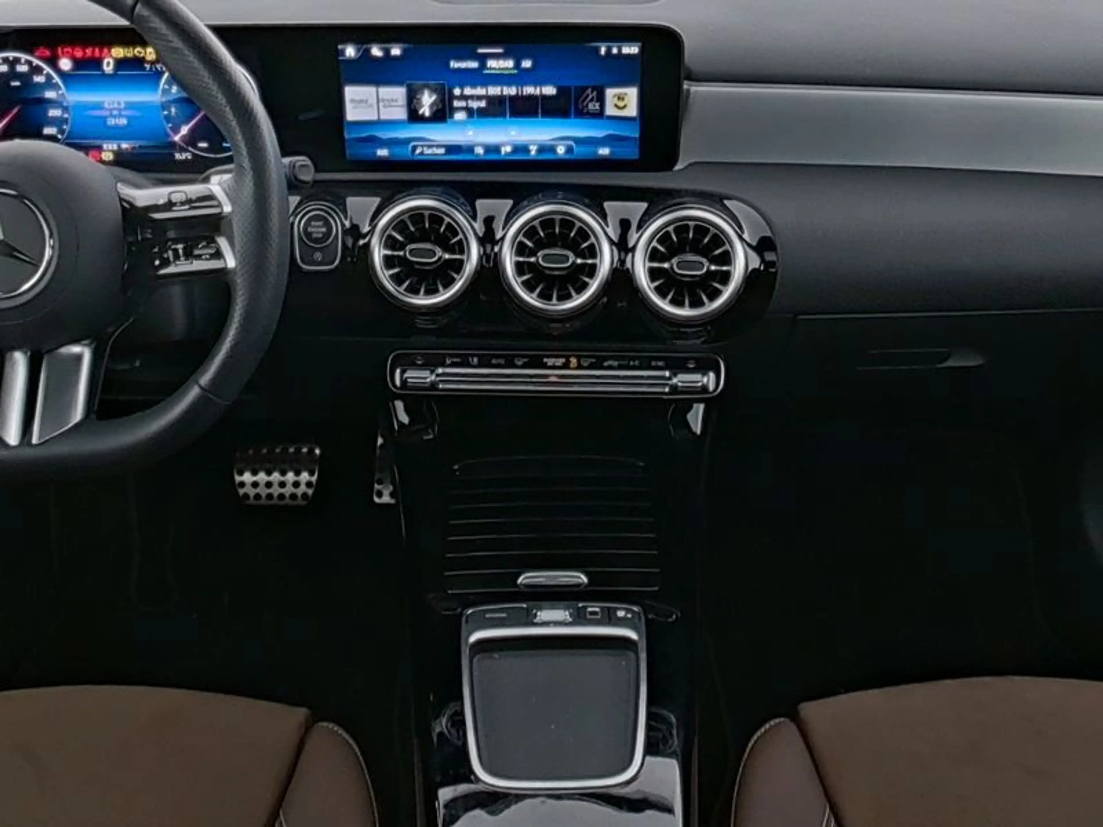 Mercedes-Benz A 220 4MATIC AMG+PREMIUMPLUS+PANO+BURMESTER+ACC+ — photo 4