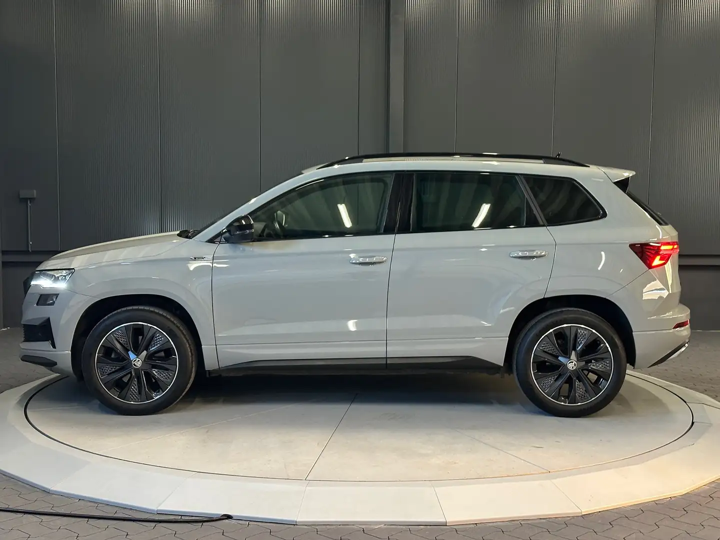 Skoda Karoq 1.5 TSI DSG Sportline*Traveller*KAMERA*AHK*VIRTUAL Grau - 2