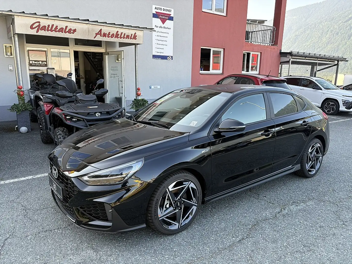 Hyundai i30 Fastback 1,5 T-GDI 48V N-Line Tageszulassung Zwart - 1