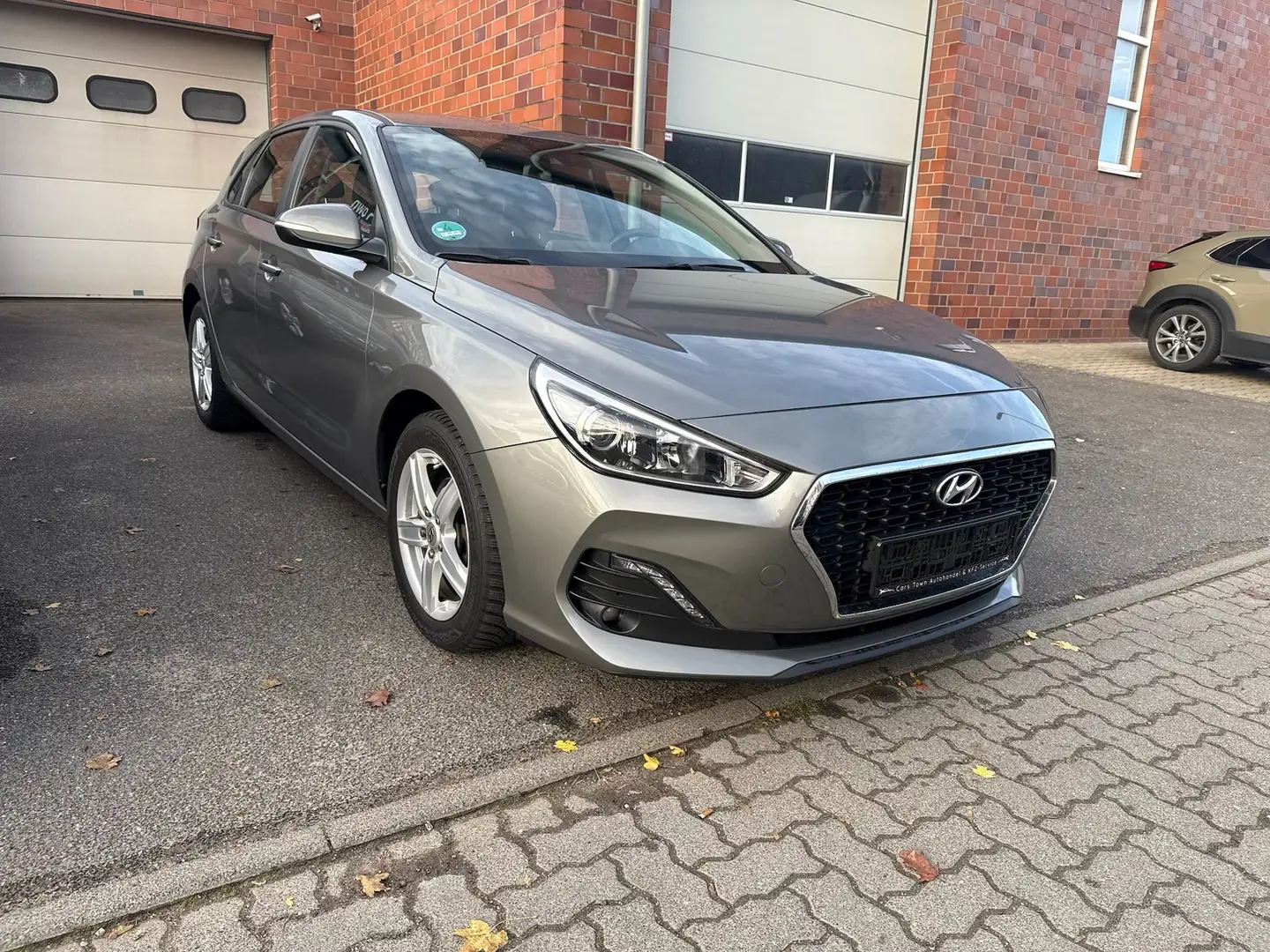 Hyundai i30 1,4 Select NAVI, Carplay, Rückfahrkamera 1.Hand Grau - 1
