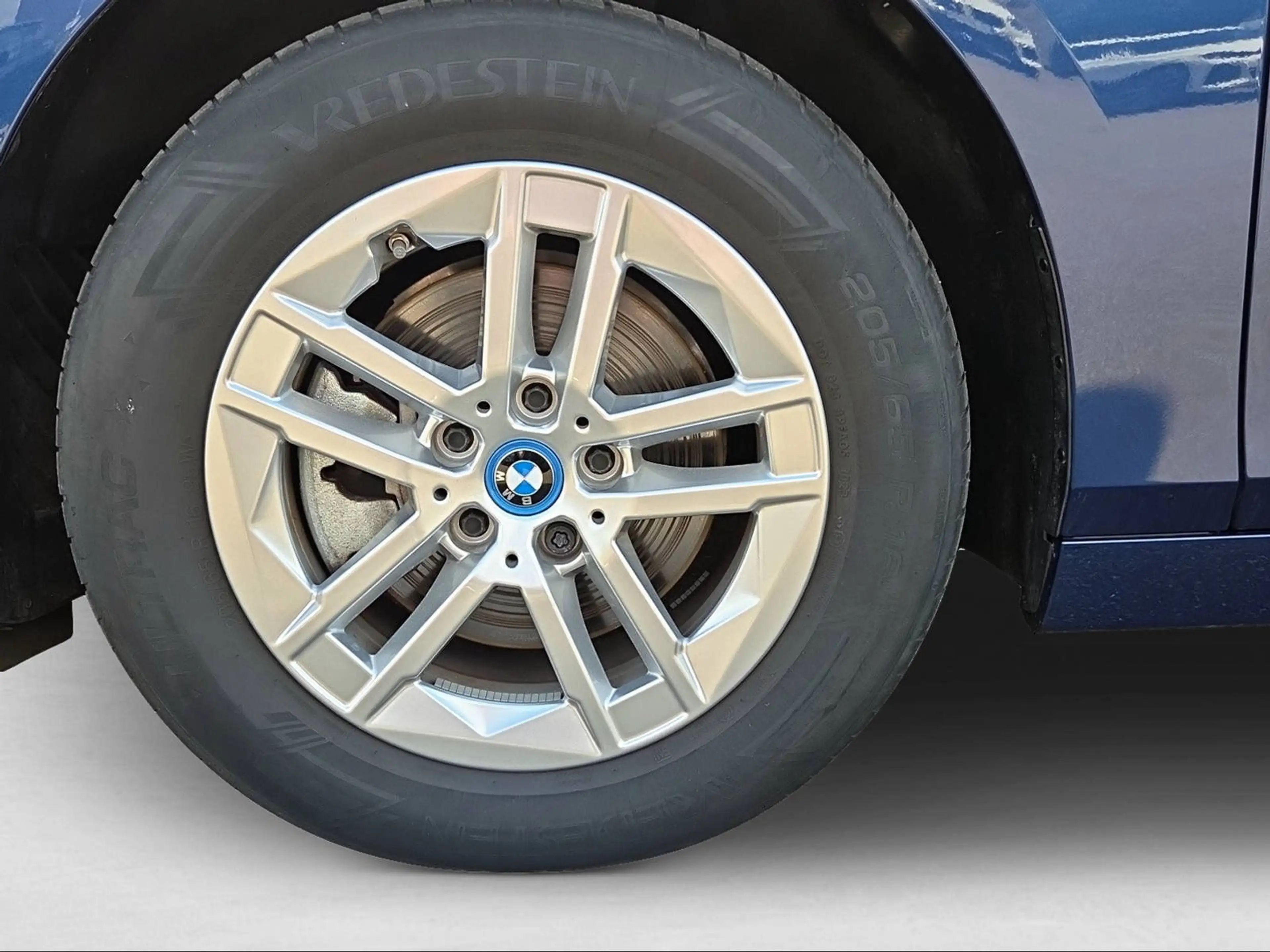 BMW 225 e xDrive Active Tourer — photo 11