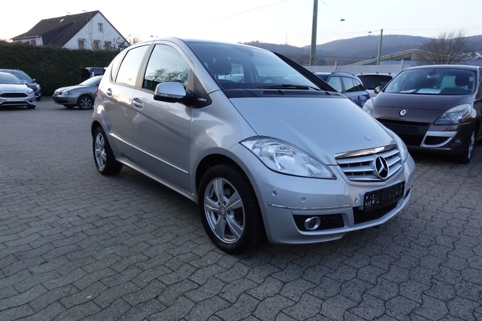 Mercedes-Benz A 180 A A 180 *Navi, EPH, SHZ, Steuerkette NEU* Silber - 1
