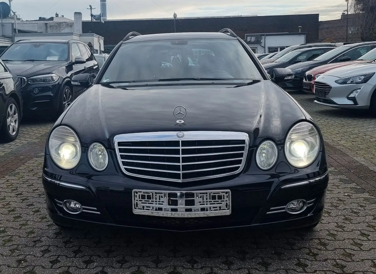 Mercedes-Benz E 280 T CDI AVANTGARDE-LEDER-TEMPO-NAVI-SITZHEIZ Schwarz - 2