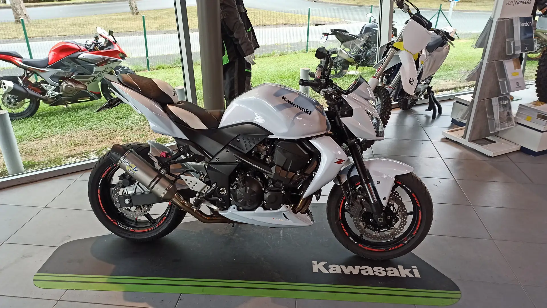 Kawasaki Z 750 Blanc - 2