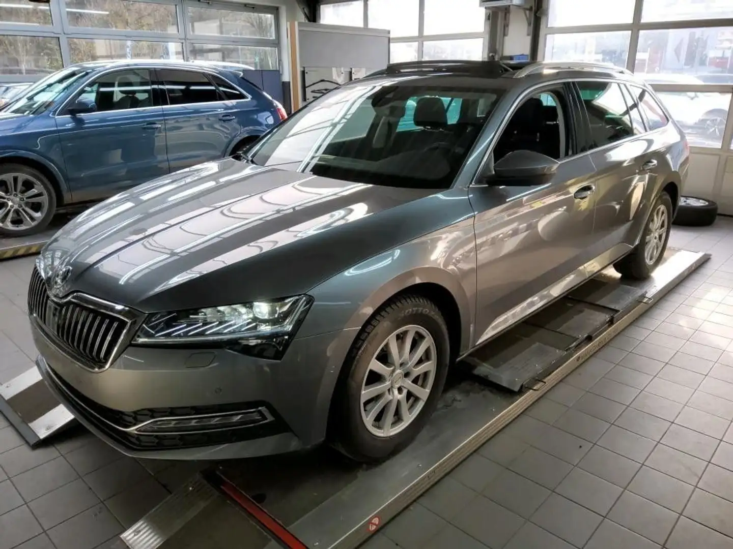 Skoda Superb Combi 2.0 TDI DSG Style Grau - 2