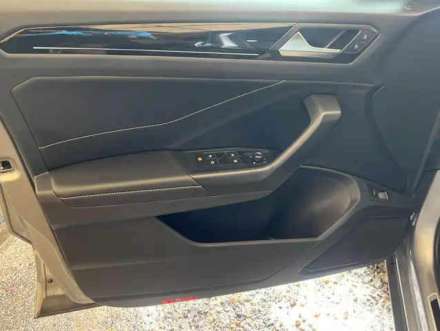 Volkswagen T-Roc view 14