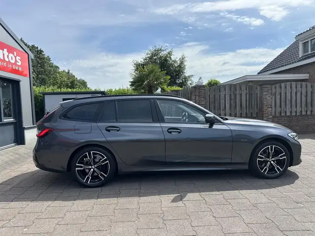 BMW 3 Series view 16