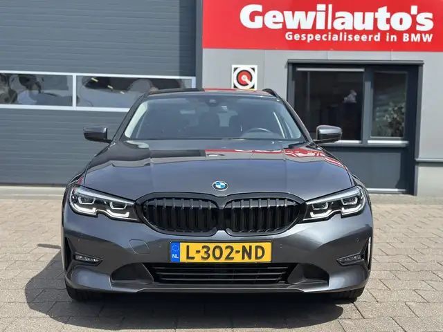 BMW 3 Series view 22