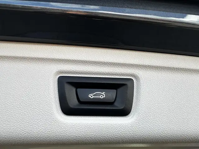 BMW 3 Series view 25