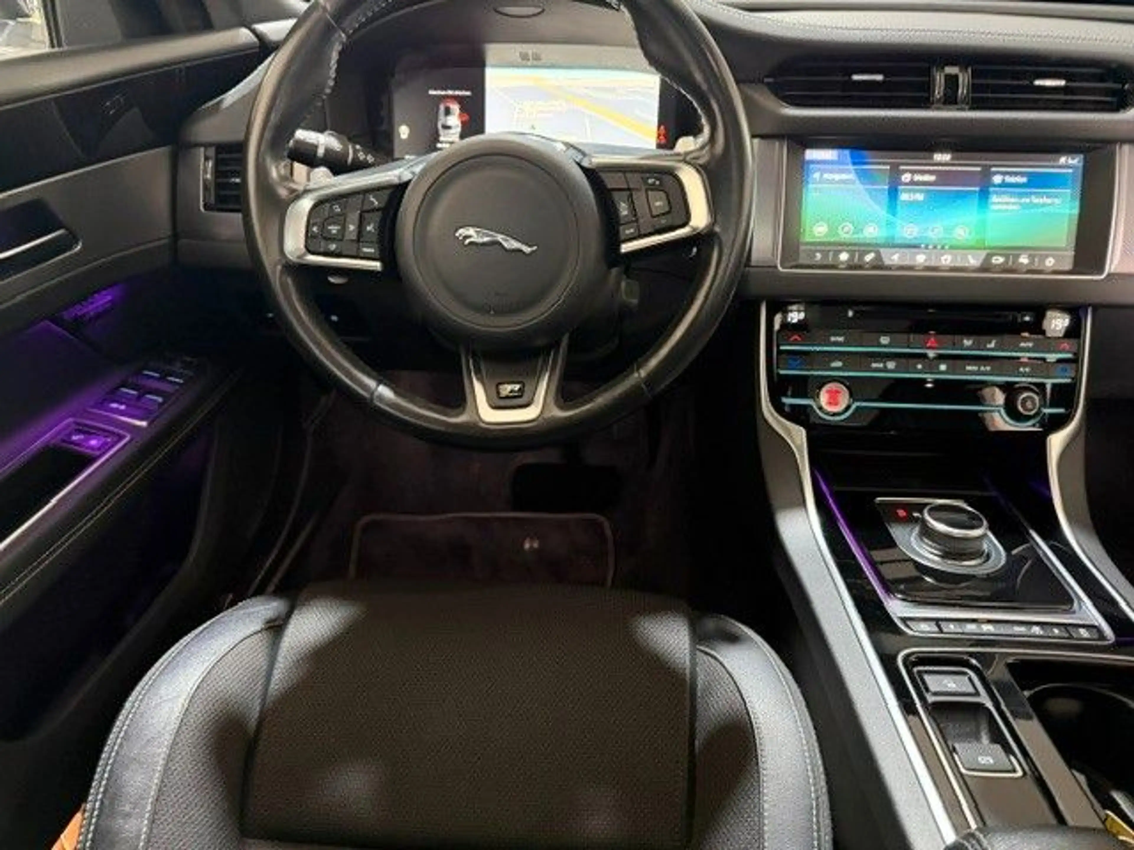Jaguar XF 20d 180PS AUTOM,PANO,DIGITAL DISPLAY, R-SPORT — photo 4