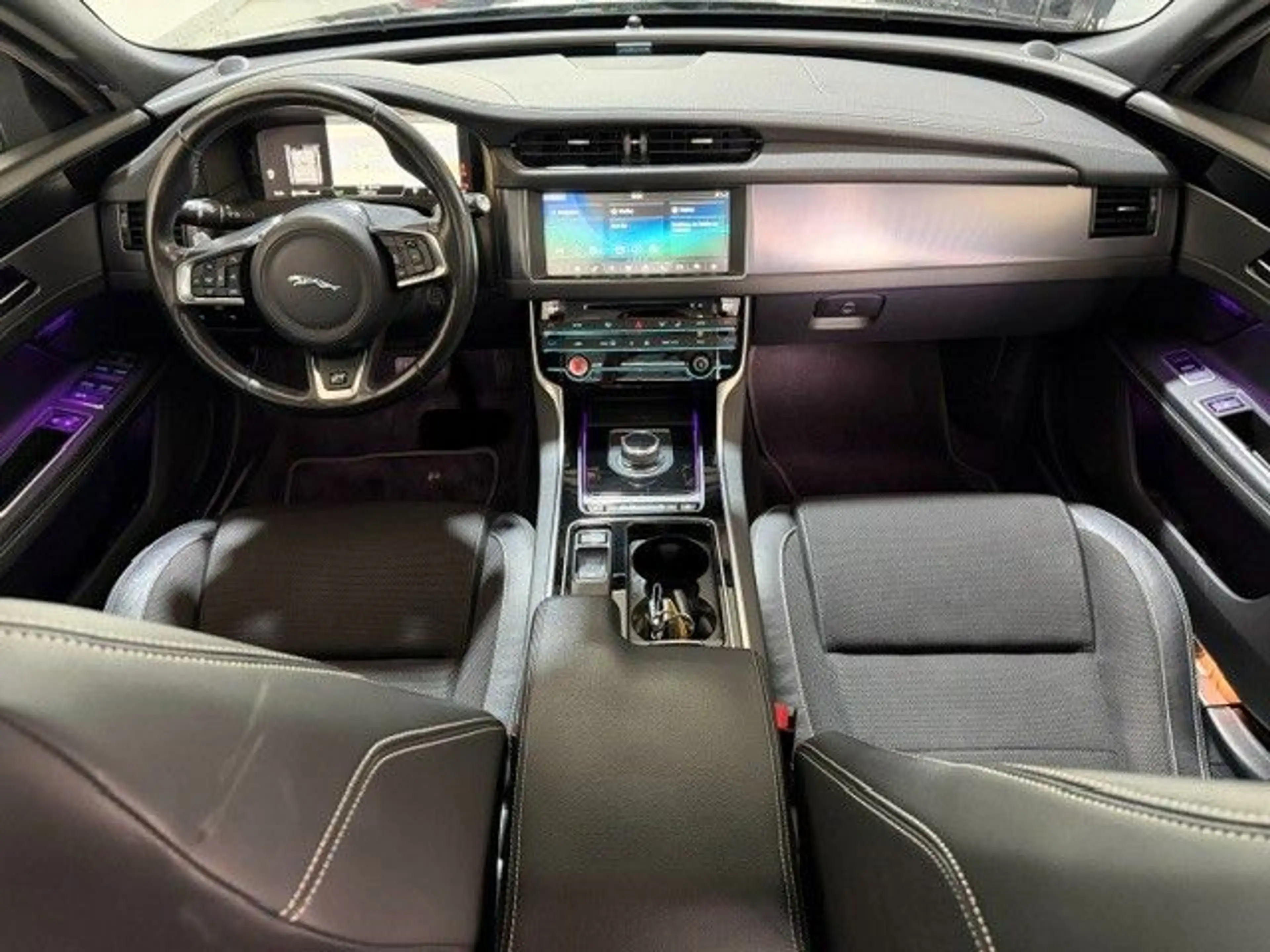 Jaguar XF 20d 180PS AUTOM,PANO,DIGITAL DISPLAY, R-SPORT — photo 3