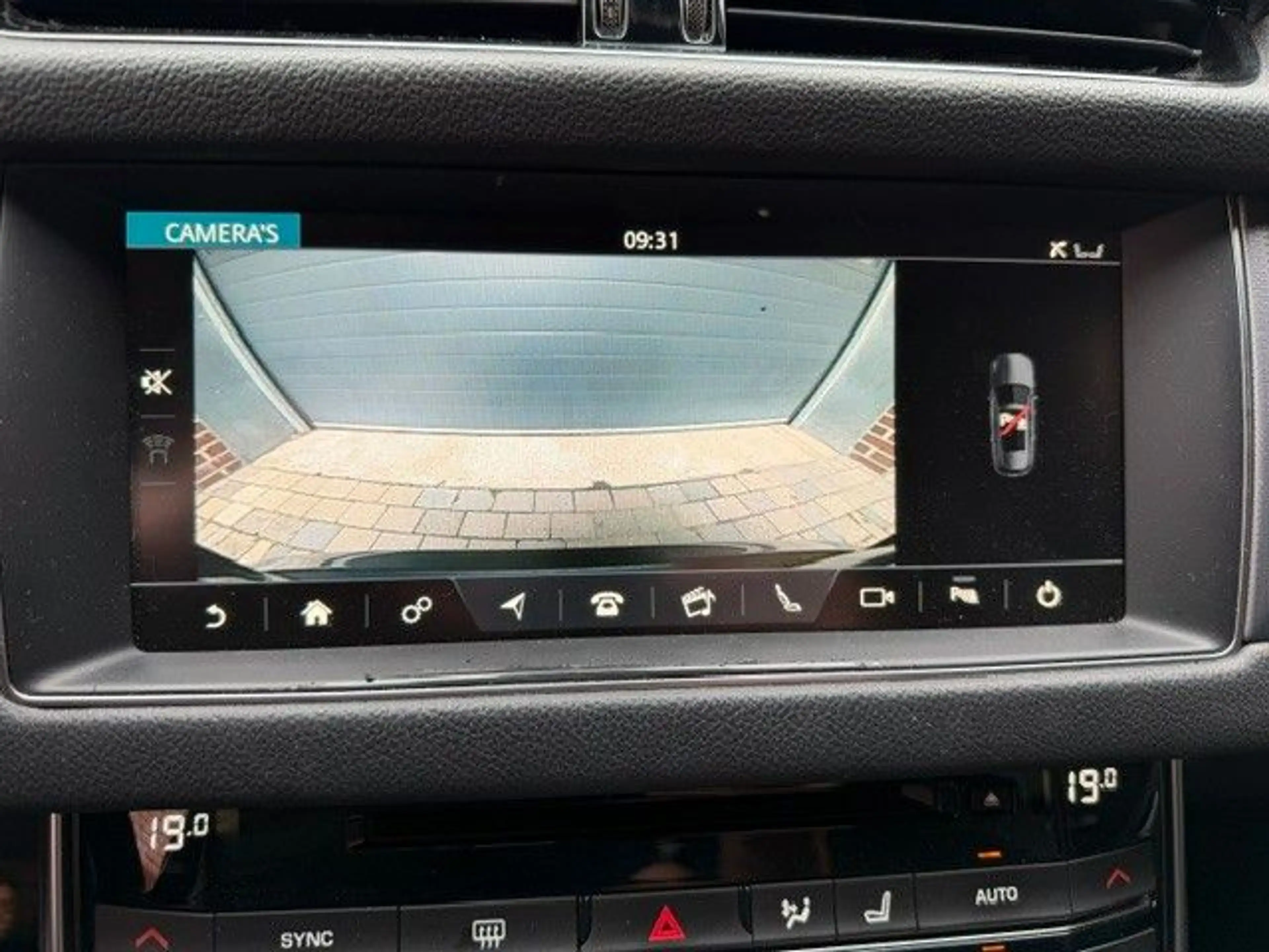 Jaguar XF 20d 180PS AUTOM,PANO,DIGITAL DISPLAY, R-SPORT — photo 12