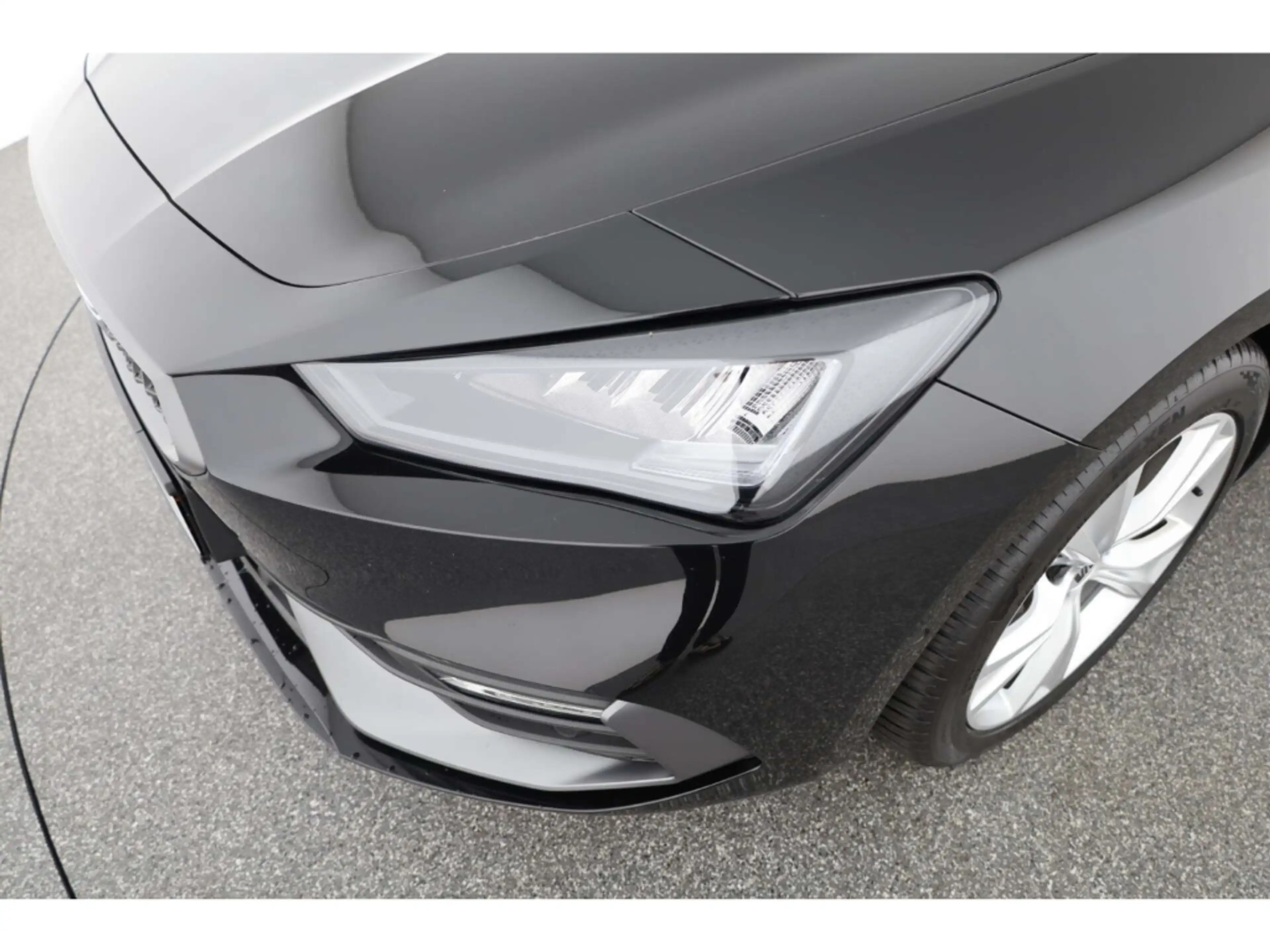 SEAT Leon Sportstourer 2.0 TDI FR — photo 7