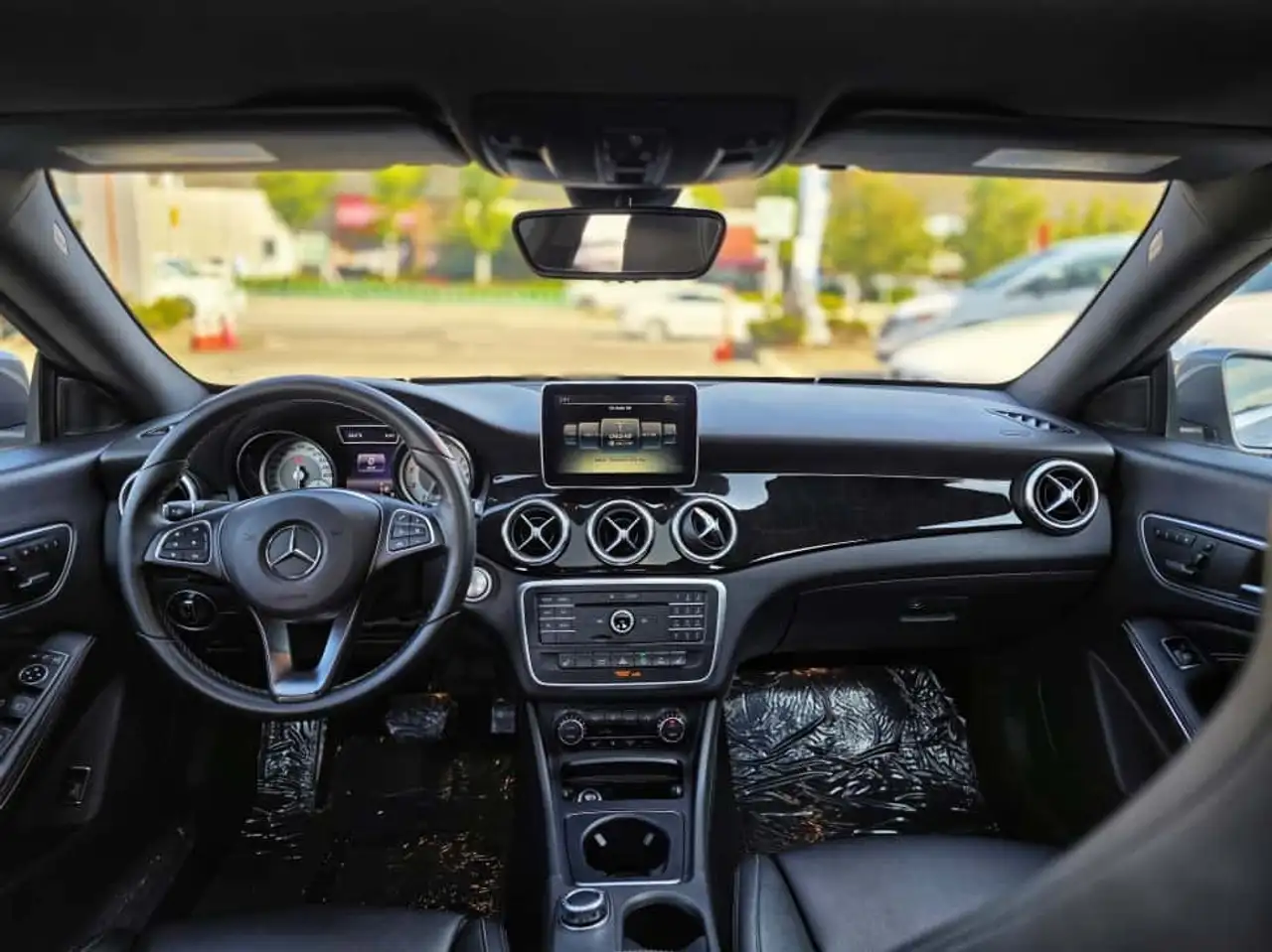Mercedes-Benz CLA снимка Mercedes-Benz CLA