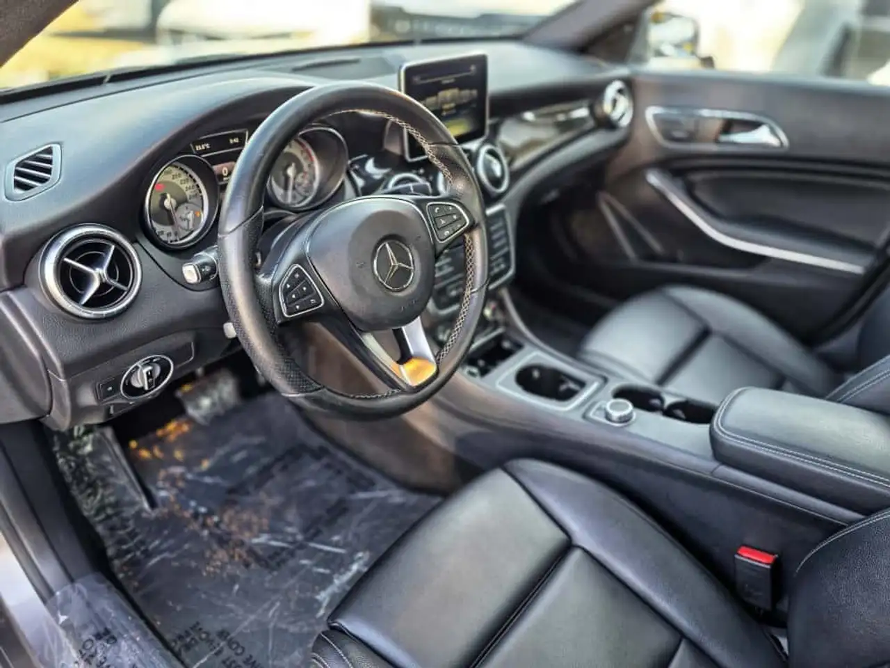 Mercedes-Benz CLA снимка Mercedes-Benz CLA