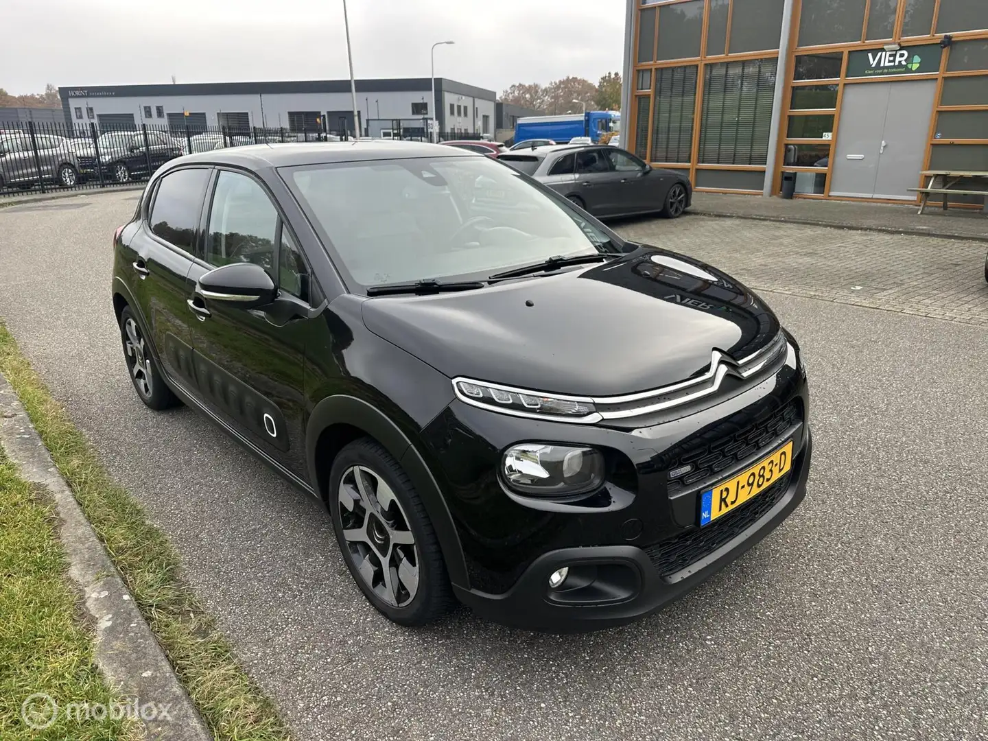 Citroen C3 1.2 PureTech S&S Shine Zwart - 2